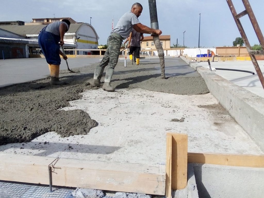 Costruzione della base di un campo da Padel